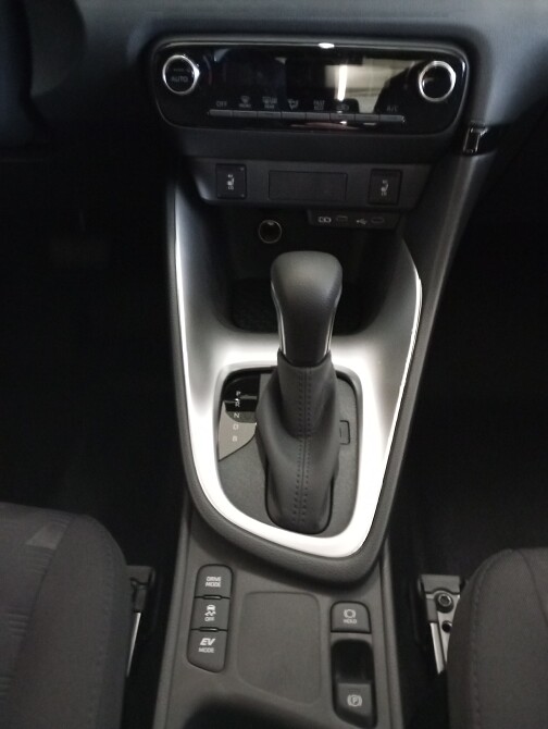 Mazda 2 Hybrid - Kolor Formal Red, zdjęcie 5