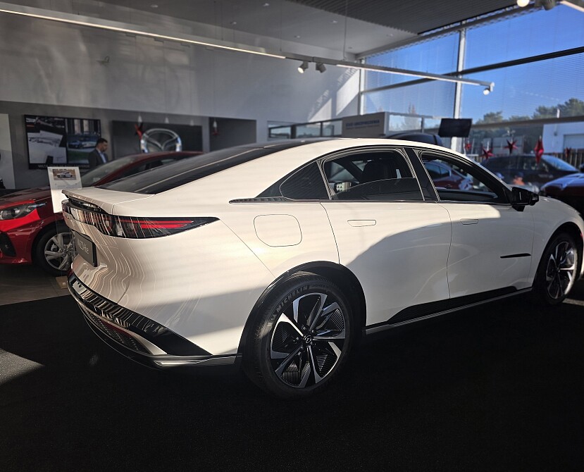 Mazda 6e - Kolor Biały, zdjęcie 3