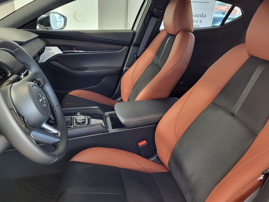 Mazda 3 - Kolor Snowflake White Pearl, zdjęcie 8