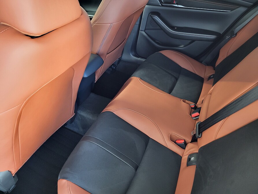 Mazda 3 - Kolor Snowflake White Pearl, zdjęcie 9