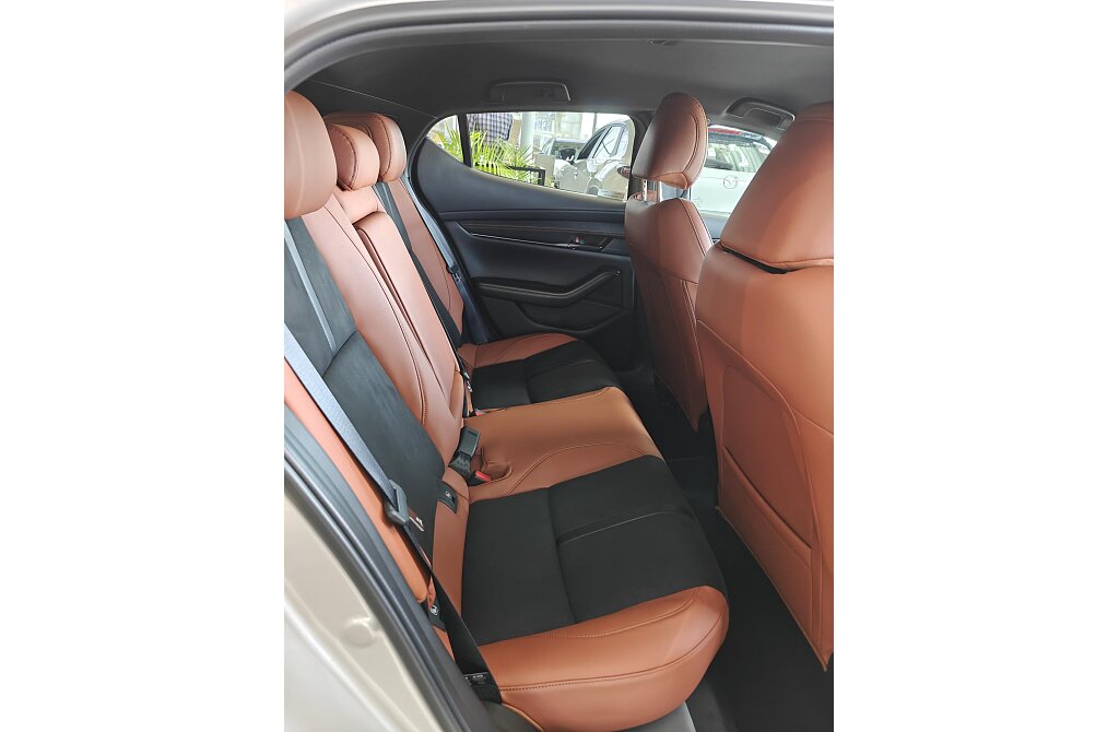 Mazda 3 - Kolor Ceramic Metalic, zdjęcie 6