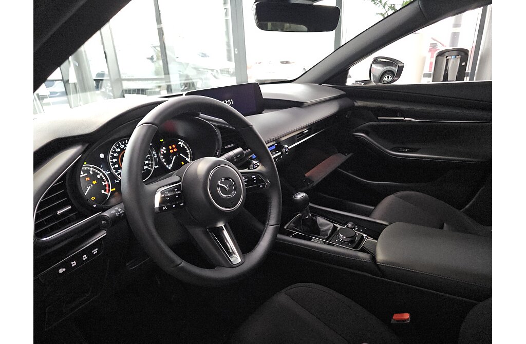 Mazda 3 - Kolor Snowflake White Pearl, zdjęcie 7