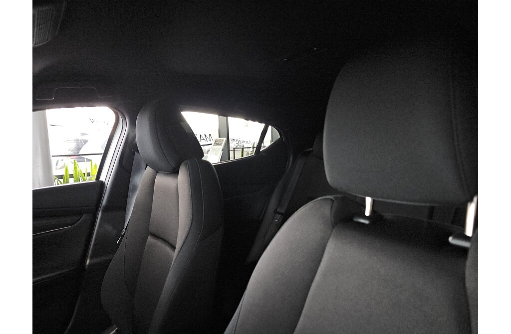 Mazda 3 - Kolor Snowflake White Pearl, zdjęcie 8