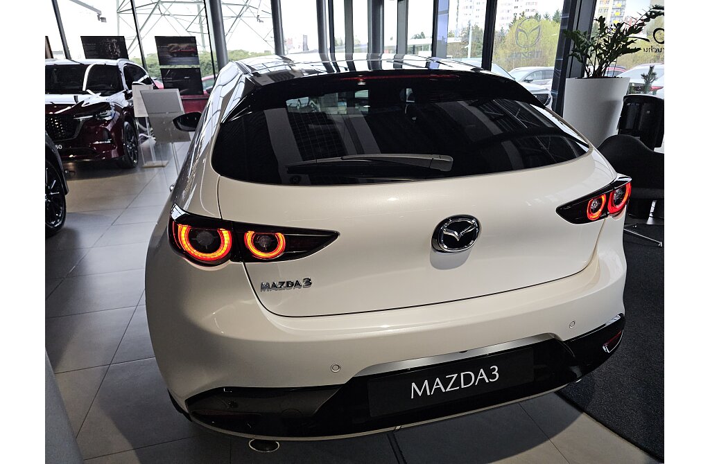 Mazda 3 - Kolor Snowflake White Pearl, zdjęcie 6