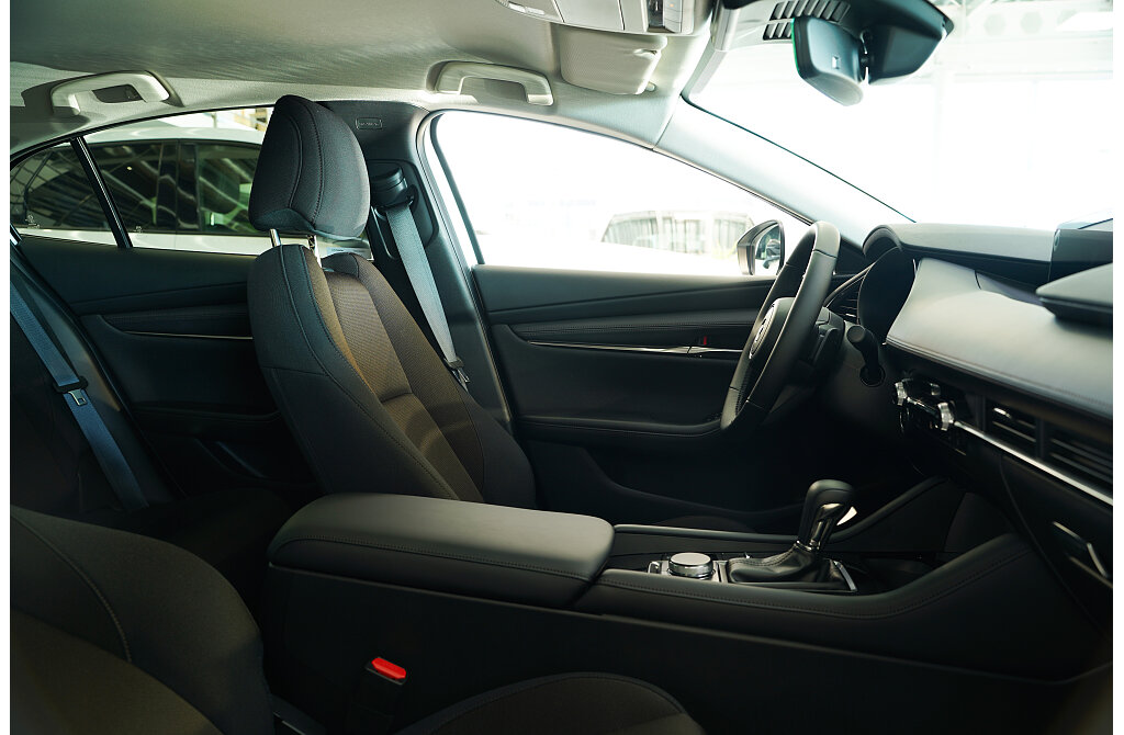 Mazda 3 - Kolor Snowflake White Pearl, zdjęcie 4