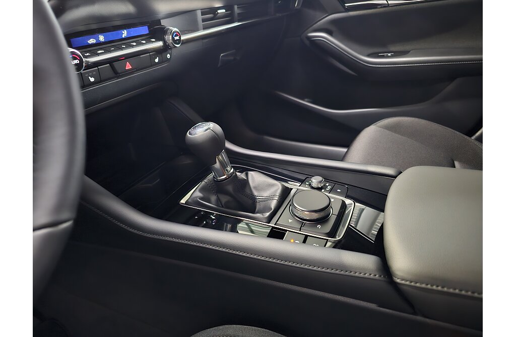 Mazda 3 - Kolor Snowflake White Pearl, zdjęcie 5