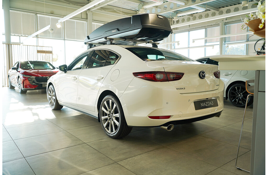 Mazda 3 - Kolor Snowflake White Pearl, zdjęcie 2