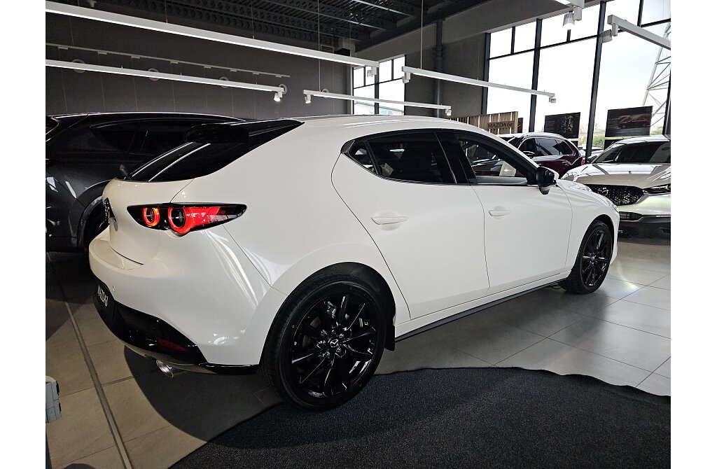 Mazda 3 - Kolor Snowflake White Pearl, zdjęcie 4