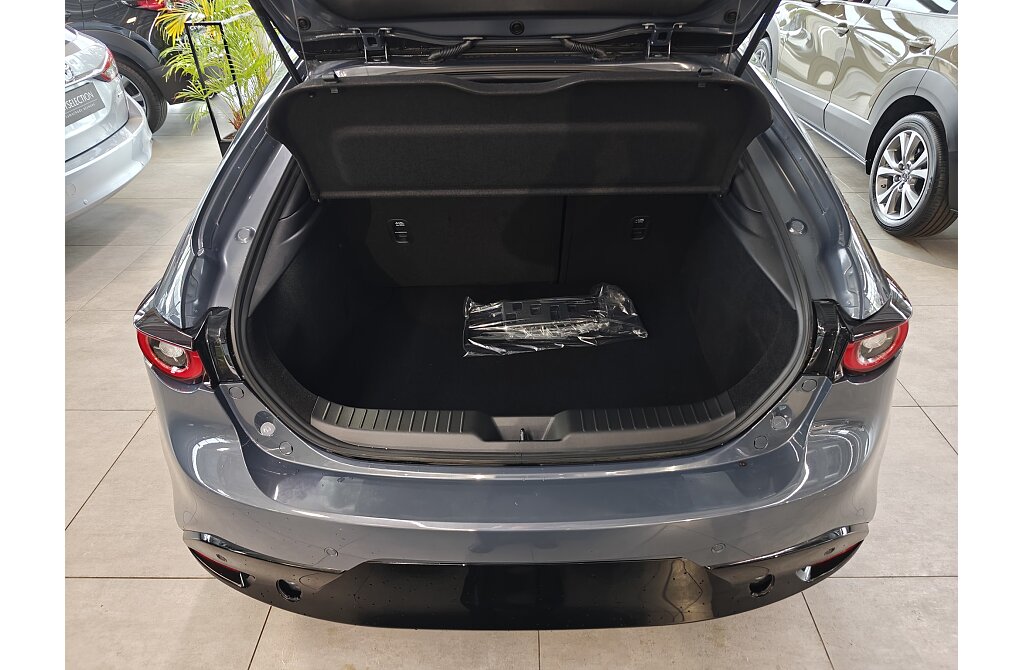 Mazda 3 - Kolor Polymetal Gray, zdjęcie 2