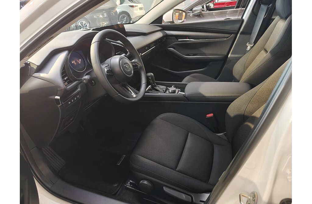 Mazda 3 - Kolor Snowflake White Pearl, zdjęcie 3