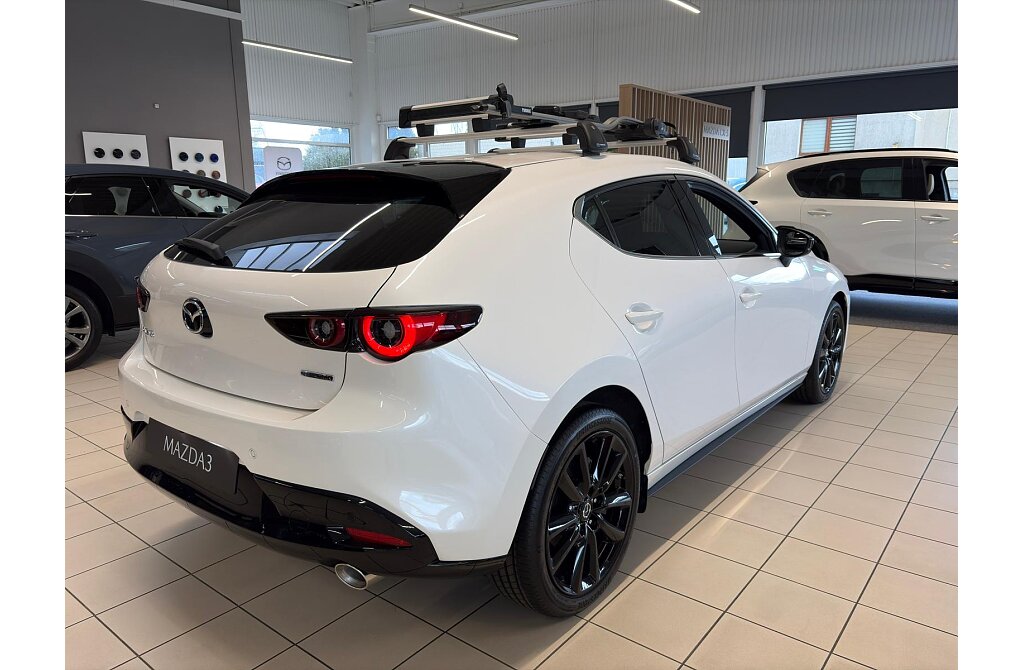 Mazda 3 - Kolor Snowflake White Pearl, zdjęcie 5