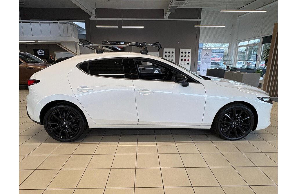 Mazda 3 - Kolor Snowflake White Pearl, zdjęcie 4