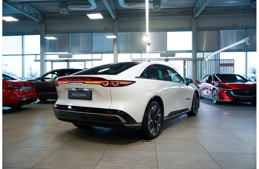 Mazda 6e - Kolor Biały, zdjęcie 4