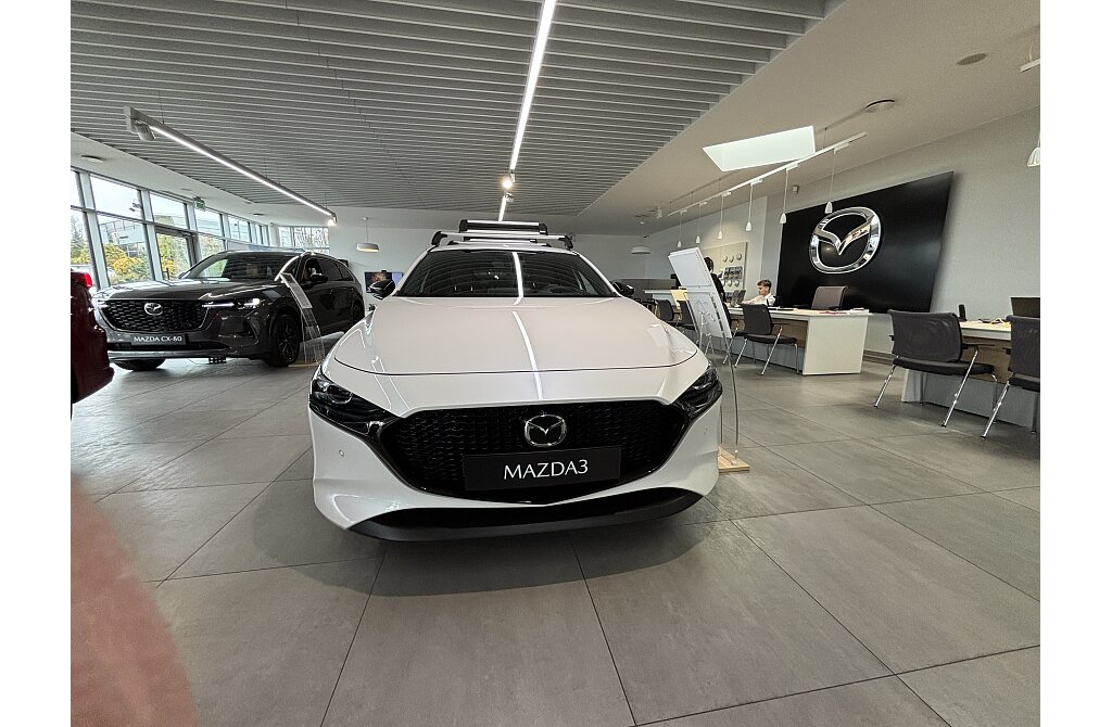 Mazda 3 - Kolor Snowflake White Pearl, zdjęcie 2
