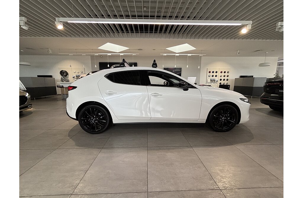 Mazda 3 - Kolor Snowflake White Pearl, zdjęcie 3