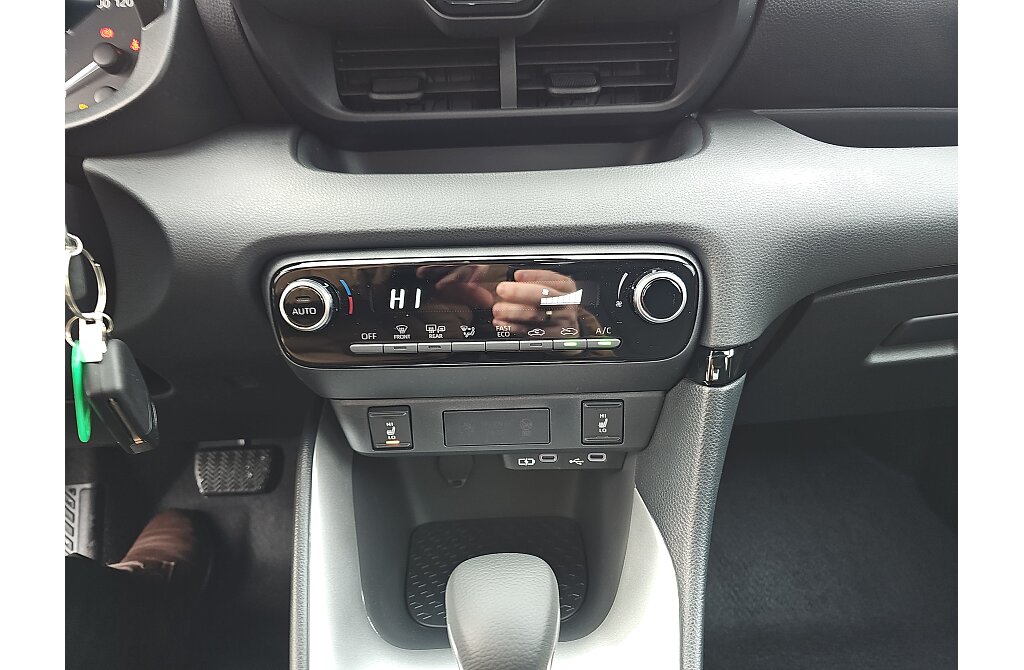 Mazda 2 Hybrid - Kolor Northern White Pearl, zdjęcie 15