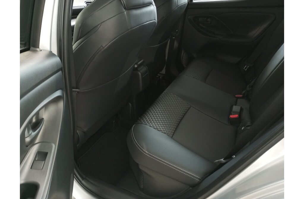 Mazda 2 Hybrid - Kolor Stormy Silver, zdjęcie 11